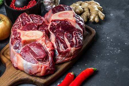 163819735 carne de res en una tabla de cortar y especias para su preparación de cerca
